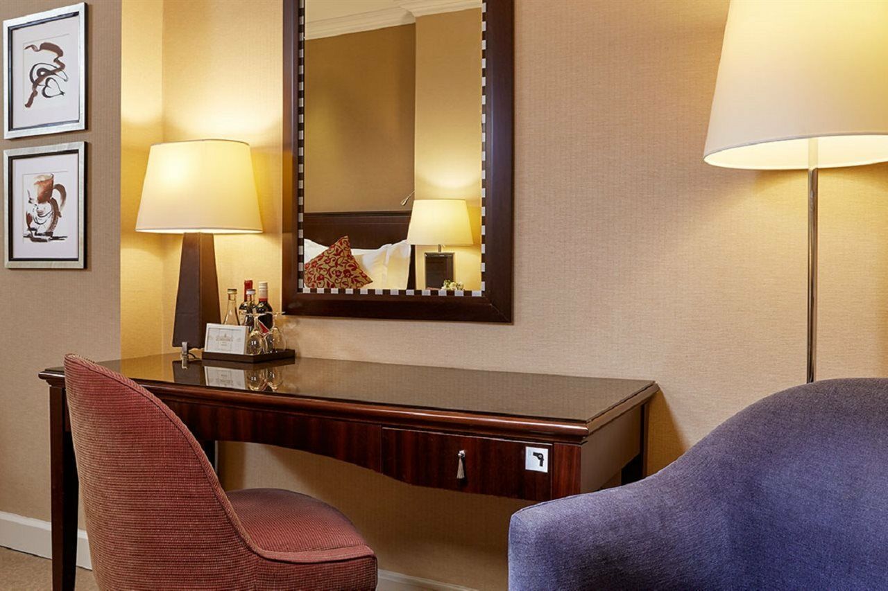 Corinthia Budapest Exterior photo A dressing table