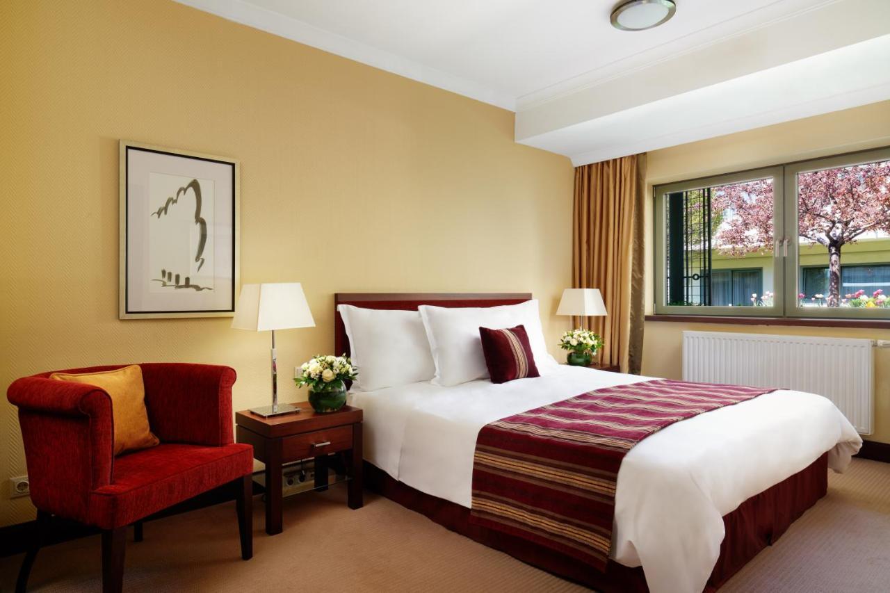 Corinthia Budapest Exterior photo A room at the hotel